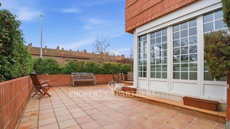 Magnífico chalet pareado ubicado en la zona de Conde Orgaz en Conde Orgaz Piovera, Hortaleza, Madrid, Provincia de Madrid Magnífico chalet pareado ubicado en la zona de Conde Orgaz en Conde Orgaz Piovera, Hortaleza, Madrid, Provincia de Madrid