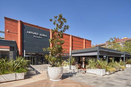 Amplio piso de 3 habitaciones con garaje, urbanización, piscina y pádel a pasos de Metro Arturo Soria. en San Juan Bautista, Ciudad Lineal, Madrid, Provincia de Madrid Amplio piso de 3 habitaciones con garaje, urbanización, piscina y pádel a pasos de Metro Arturo Soria. en San Juan Bautista, Ciudad Lineal, Madrid, Provincia de Madrid