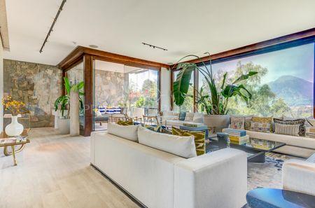 Moderna casa en Cerro San Luis. Vista insuperable al Club de Golf Los Leones en El Golf, Las Condes, Región Metropolitana Moderna casa en Cerro San Luis. Vista insuperable al Club de Golf Los Leones en El Golf, Las Condes, Región Metropolitana