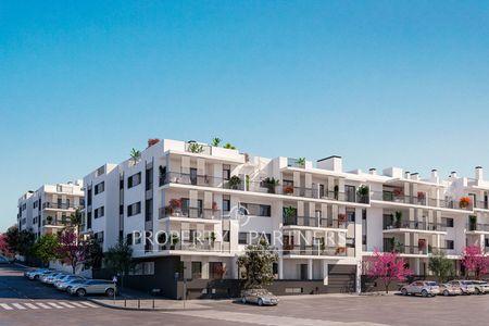 Apartamentos y áticos de obra nueva de 1, 2 y 3 dormitorios con piscina, coworking, gimnasio y garaje en Estepona centro en Estepona, Provincia de Málaga Apartamentos y áticos de obra nueva de 1, 2 y 3 dormitorios con piscina, coworking, gimnasio y garaje en Estepona centro en Estepona, Provincia de Málaga