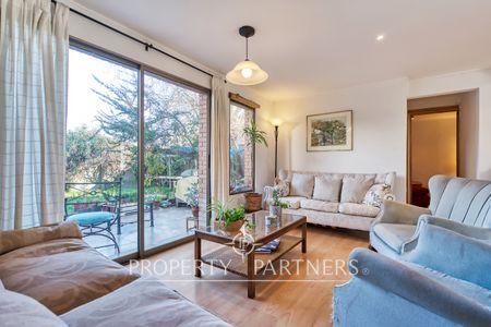 Luminosa y amplia casa con excelentes accesos, sector residencial en Los Domínicos, cercana a parques, supermercados, centros comerciales y buena locomoción en Alonso de Camargo, Las Condes, Región Metropolitana Luminosa y amplia casa con excelentes accesos, sector residencial en Los Domínicos, cercana a parques, supermercados, centros comerciales y buena locomoción en Alonso de Camargo, Las Condes, Región Metropolitana