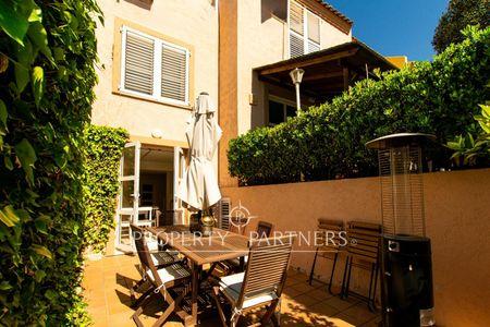 ACOGEDOR y AMPLIO ADOSADO, en prestigiosa urbanización de ROCAFORT. 5 habitaciones, 3 baños. en Provincia de Valencia ACOGEDOR y AMPLIO ADOSADO, en prestigiosa urbanización de ROCAFORT. 5 habitaciones, 3 baños. en Provincia de Valencia