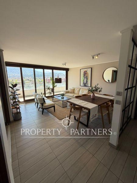 Living comedor luminoso con piso cerámico, amplios ventanales hacia un balcón terraza con vista despejada a la ciudad y montaña. Living comedor luminoso con piso cerámico, amplios ventanales hacia un balcón terraza con vista despejada a la ciudad y montaña.