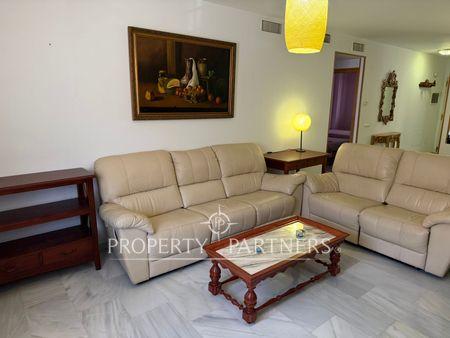 Se vende piso de 80 m² en planta baja, totalmente exterior y adaptado para personas con movilidad reducida, ubicado en una tranquila urbanización de solo 11 viviendas construida en 2007 en Campanillas, Málaga, Provincia de Málaga Se vende piso de 80 m² en planta baja, totalmente exterior y adaptado para personas con movilidad reducida, ubicado en una tranquila urbanización de solo 11 viviendas construida en 2007 en Campanillas, Málaga, Provincia de Málaga
