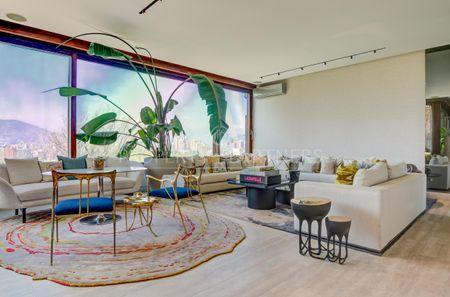 Moderna casa en Cerro San Luis. Vista insuperable al Club de Golf Los Leones en El Golf, Las Condes, Región Metropolitana Moderna casa en Cerro San Luis. Vista insuperable al Club de Golf Los Leones en El Golf, Las Condes, Región Metropolitana