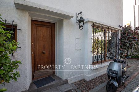 Estupenda casa remodelada, muy luminosa y en excelente estado. Sector VMA-CVD en Vaticano, Las Condes, Región Metropolitana Estupenda casa remodelada, muy luminosa y en excelente estado. Sector VMA-CVD en Vaticano, Las Condes, Región Metropolitana