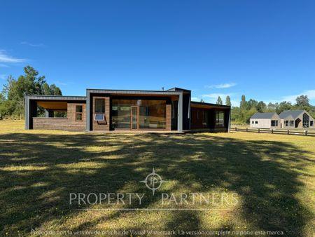 Casa Nueva con Exclusivo diseño y hermoso entorno en Villarrica, Región de Araucania