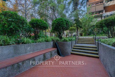 A pasos del metro Los Dominicos, cómodo departamento de tres dormitorios y dos baños. en Mall Plaza Los Dominicos, Las Condes, Región Metropolitana A pasos del metro Los Dominicos, cómodo departamento de tres dormitorios y dos baños. en Mall Plaza Los Dominicos, Las Condes, Región Metropolitana