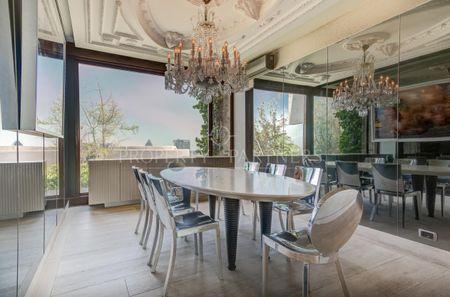 Moderna casa en Cerro San Luis. Vista insuperable al Club de Golf Los Leones en El Golf, Las Condes, Región Metropolitana Moderna casa en Cerro San Luis. Vista insuperable al Club de Golf Los Leones en El Golf, Las Condes, Región Metropolitana