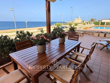 Elegant first line apartment, with sea access in Ciutadella de Menorca en Menorca, Islas Baleares Elegant first line apartment, with sea access in Ciutadella de Menorca en Menorca, Islas Baleares