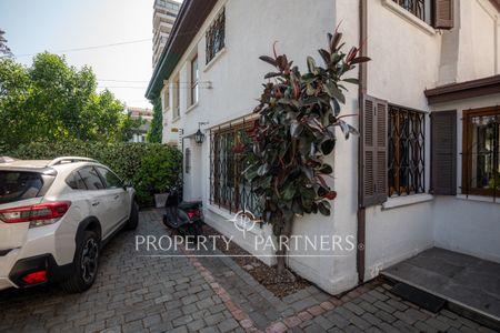 Estupenda casa remodelada, muy luminosa y en excelente estado. Sector VMA-CVD en Vaticano, Las Condes, Región Metropolitana Estupenda casa remodelada, muy luminosa y en excelente estado. Sector VMA-CVD en Vaticano, Las Condes, Región Metropolitana