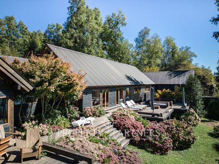 Espectacular casa con 2 ha y mas de 110 mts de orilla de Lago en Ensenada, Panguipulli, Región de Los Rios Espectacular casa con 2 ha y mas de 110 mts de orilla de Lago en Ensenada, Panguipulli, Región de Los Rios