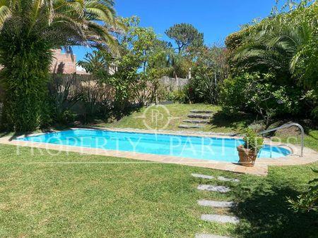 Cálido quincho en Rincón del Indio a pocas cuadras de la playa en El Golf, Punta del Este, Maldonado Cálido quincho en Rincón del Indio a pocas cuadras de la playa en El Golf, Punta del Este, Maldonado