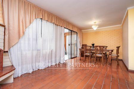 Espaciosa Casa de Dos Pisos 4D+3B+3E Patio Interior, Bodega y Estar/Sala de Juegos muy amplio!!! en Tomás Moro Sur, Las Condes, Región Metropolitana Espaciosa Casa de Dos Pisos 4D+3B+3E Patio Interior, Bodega y Estar/Sala de Juegos muy amplio!!! en Tomás Moro Sur, Las Condes, Región Metropolitana