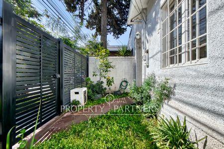 Remodelada, Metros del Metro y de Mall Plaza Egaña. en Lynch, La Reina, Región Metropolitana Remodelada, Metros del Metro y de Mall Plaza Egaña. en Lynch, La Reina, Región Metropolitana