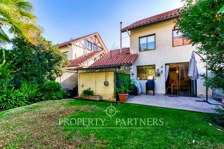 Acogedora casa en San Carlos de Apoquindo a pasos de Colegios y Universidades . en San Carlos de Apoquindo, Las Condes, Región Metropolitana Acogedora casa en San Carlos de Apoquindo a pasos de Colegios y Universidades . en San Carlos de Apoquindo, Las Condes, Región Metropolitana