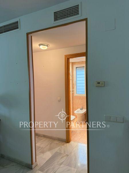 Se vende piso de 80 m² en planta baja, totalmente exterior y adaptado para personas con movilidad reducida, ubicado en una tranquila urbanización de solo 11 viviendas construida en 2007 en Campanillas, Málaga, Provincia de Málaga Se vende piso de 80 m² en planta baja, totalmente exterior y adaptado para personas con movilidad reducida, ubicado en una tranquila urbanización de solo 11 viviendas construida en 2007 en Campanillas, Málaga, Provincia de Málaga