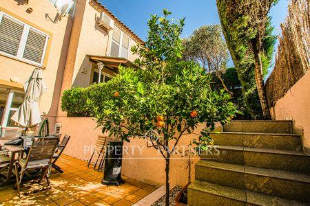 ACOGEDOR y AMPLIO ADOSADO, en prestigiosa urbanización de ROCAFORT. 5 habitaciones, 3 baños. en Provincia de Valencia ACOGEDOR y AMPLIO ADOSADO, en prestigiosa urbanización de ROCAFORT. 5 habitaciones, 3 baños. en Provincia de Valencia