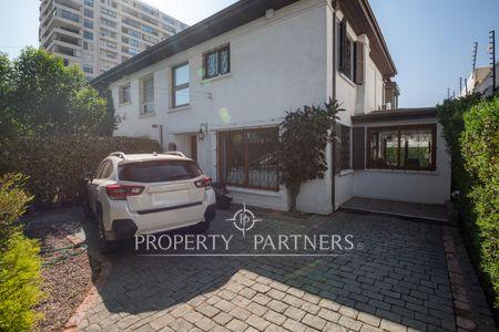 Estupenda casa remodelada, muy luminosa y en excelente estado. Sector VMA-CVD en Vaticano, Las Condes, Región Metropolitana Estupenda casa remodelada, muy luminosa y en excelente estado. Sector VMA-CVD en Vaticano, Las Condes, Región Metropolitana